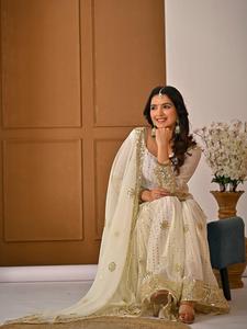 Ensemble élégant de sharara et palazzo en fausse soie georgette lourde, avec haut brodé, doublure en micro-coton et dupatta assortie. - Product Image 5