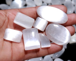 ยิปซั่มธรรมชาติ Selenite คริสตัลอัญมณีสําหรับเครื่องประดับขายส่งจํานวนมากโปร่งใสคริสตัล Healing Spritual หินสีขาว - Product Image 4