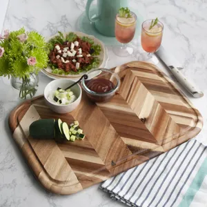 Planche à découper en bois artisanale avec poignée, durable et lavable au lave-vaisselle, pour couper les fruits, les légumes, la viande, le poisson - Product Image 3