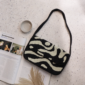 Sac à main bandoulière pour femme, noir rayé, orné de perles blanches, avec chaîne, pochette à fermeture éclair - Product Image 1