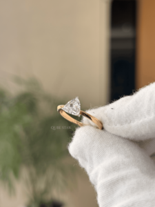 Anillo de compromiso exclusivo de oro de 18 quilates con diamante solitario de corte trillón de 2.022 quilates cultivado en laboratorio, banda cónica, para mujer, talla US 6 - Product Image 2