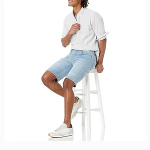 Shorts Casuales Azules de Mezclilla Ajustados con 28% Poliéster, 70% Algodón, 2% Elastano, Dobladillo Invertido, Presillas para Cinturón y Bordado con Lavado de Color - Product Image 3