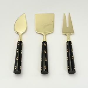 Nuevo Esparcidor de Queso con Acabado Dorado, Cortador de Mantequilla de Diseño Innovador con Mango de Resina Negra, Elegante Juego de Esparcidores de Queso Personalizables - Product Image 3