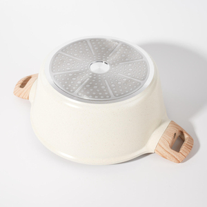 Casserole antiadhésive avec couvercle en verre et poignée en bois pour cuisine domestique - Product Image 4