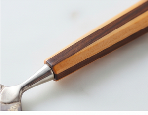 Couteau à gâteau vintage fait main en métal avec manche en bois bicolore et bord festonné doré pour usage domestique - Product Image 2