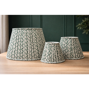 Abat-jour imprimé géométrique à motif de treillis vert |   Abat-jour plissé en tissu viscose et lin fait main |   Lampe de table, de sol et suspendue - Product Image 1