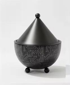 Olla antigua de metal con asas bien hechas que fomenta la cocina casera, lo que apoya hábitos alimenticios más saludables en general. - Product Image 4