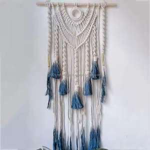 Décoration murale artisanale en macramé avec texture naturelle et design bohème moderne pour une décoration intérieure chaleureuse et des intérieurs élégants - Product Image 6