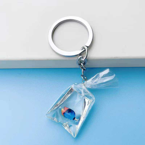 Porte-clés en résine en forme de poisson rouge, breloques pour sacs à eau, pendentifs en résine en forme de poisson - Product Image 3