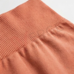 Conjunto de 2 piezas de yoga para mujer: Top corto sin costuras con espalda cruzada y leggings de cintura alta, acanalado, color coral liso. - Product Image 5