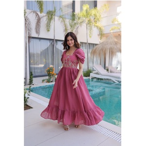 Vestido Largo Moderno de Diseñador Mal Chanderi, con Cuello Cuadrado y Mangas Cortas Plisadas, para Bodas, Fiestas de Compromiso y Eventos - Product Image 1