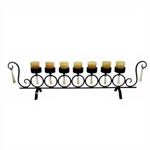 Portavelas de Metal con Acabado Plateado para Decoraciones Navideñas Modernas, Interiores Festivos del Hogar y Estilo de Temporada - Product Image 4