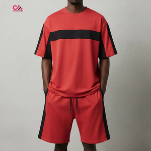 เสื้อยืดและกางเกงขาสั้นชุดเซ็ตสีแดงสำหรับผู้ชาย พิมพ์ลายแบบซับลิเมชั่น ราคาขายส่ง เนื้อผ้าถักระบายอากาศดี เหมาะสำหรับฤดูร้อน ดีไซน์สีพื้น - Product Image 1