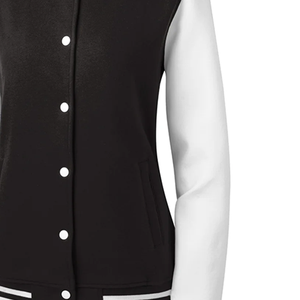 แจ็คเก็ตวิทยาลัย Urban Classics 2 สี - แจ็คเก็ตบอมเบอร์ผ้าฟลีซหนานุ่มสีดำและสีขาว - เสื้อโค้ทสไตล์เรโทรสตรีทแวร์สำหรับทุกเพศ - Product Image 3