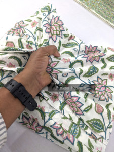 Fournisseur de textiles en vrac en coton pur imprimé à la main avec motifs floraux roses personnalisés, Inde - Product Image 5
