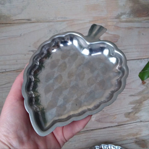 Assiette en métal en forme de cœur argenté, magnifique plat de service pour une présentation élégante des aliments et la mise en place de tables dans les cafés et restaurants. - Product Image 1