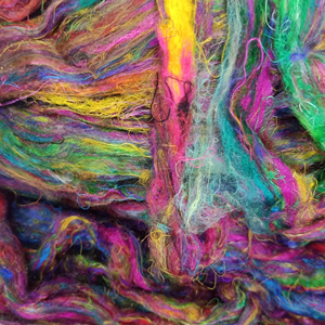 Fibre de soie de sari recyclée multicolore vibrante - Fibre douce tirée à la main pour le filage, le feutrage et les arts textiles - Product Image 1