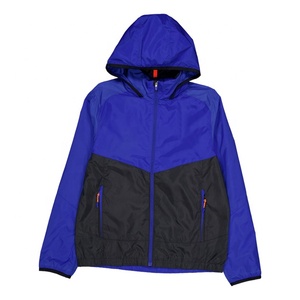 เสื้อแจ็คเก็ตกันลมแบบมีฮู้ด ผ้ากันน้ำ โพลีริปสตอป รับผลิตตามแบบ (OEM) พร้อมปักโลโก้ ระบายอากาศได้ดี แบบ Anorak - Product Image 1