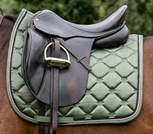 Élégante tapisserie de selle HMGLOBAL HMG-SP-6079 taille Cob, brodée Couronne royale, pour saut d'obstacles et dressage, rembourrage en mousse 18mm, satin premium - Product Image 2