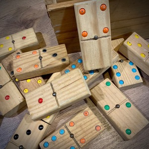 Juego de Dominó Doble Seis de Madera de Colores ILAHI, 28 Piezas, Ecológico, Tallado y Grabado, Diseño Antiguo, Caja Rectangular Alta de Madera - Product Image 3