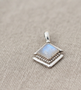 Colgante de Plata de Ley 925 con Piedra Lunar Arcoíris de Corte Cuadrado y Engaste de Bisel, Chapado en Oro Rosa y Oro, Joyería Hecha a Mano para Mujer - Product Image 4