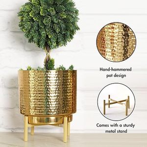 Pot de fleurs moderne en laiton avec finition martelée à la main et support métallique pour usage intérieur - Product Image 1