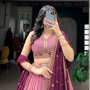 Lehenga Choli Semisellado de Georgette Estrella Premium con Lentejuelas y Bordados Zari, con Dupatta, Precio al por Mayor de Royal Exports - Product Image 5