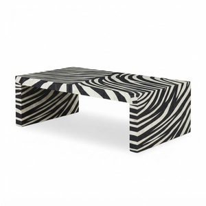 Mesa de centro redonda de lujo con incrustaciones de hueso en patrón zigzag blanco y negro y base de anillo de metal dorado en venta - Product Image 4