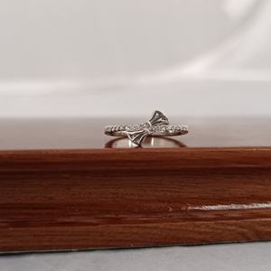 Anillo Revalia con Lazo y Piedras de Diamante, Engaste Pavé, Elegante y Minimalista, para Mujer, Regalo de Boda, Compromiso o Promesa - Product Image 3