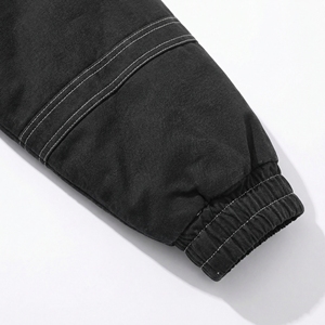 Chaqueta Negra Acolchada con Capucha y Forro, con Costuras en Contraste y Cierre de Botones a Presión |   Ropa Urbana Resistente OEM / Marca Privada - Product Image 6