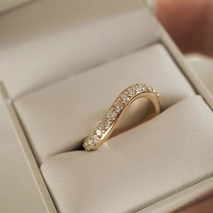 Bague de mariage ondulée en or jaune 14 carats avec diamants taille ronde 0,56 carats, anneau courbé de forme libre, bague de mariage unique à superposer - Product Image 4