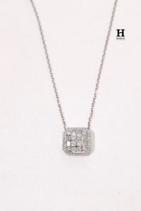 Collier pendentif personnalisé en or avec grappe de diamants baguette et ronds – Fabricant de bijoux fins - Product Image 2