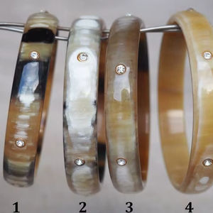 Brazalete de Madera Pulida Natural con Cristales, Hecho a Mano, con Diseño Animal, Minimalista, Elegante, Regalo de Cocina, Reutilizable y Duradero - Product Image 1