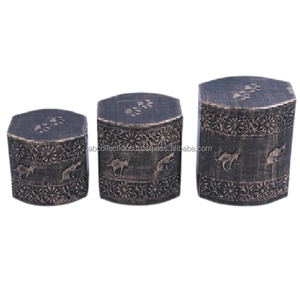 Marque sur le couvercle supérieur Gravé Images & Patte Laiton Antique Ovale Urne pour animaux de compagnie Gravé Patte Marques & Chats Images - Product Image 1