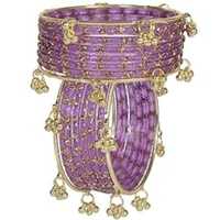 Un ensemble de bracelets jhumka kashmiris multicolores dorés, très tendance et très prisés, pour les mariées, les mariages et les fêtes. Qualité supérieure