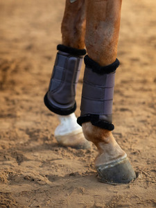 Bottes de protection pour chevaux d'extérieur respirantes en caoutchouc éponge avec garniture en fausse fourrure violette et trois sangles - Product Image 2