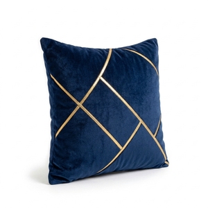 Enrichissez votre collection d'ameublement avec ces oreillers au design décoratif, à la construction confortable et au style pratique. - Product Image 4