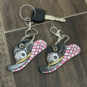 พวงกุญแจหนังวัวแท้ลายหมวกและไพ่ ดีไซน์พรีเมียม งานแฮนด์เมด สไตล์ตะวันตก ของขวัญขายส่ง - Product Image 6