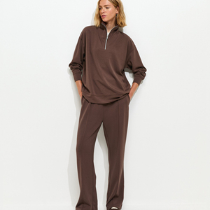 Conjunto de Sudadera Negra de Media Cremallera y Pantalones Jogger para Mujer, Tejido de Forro Polar Suave, Ajuste Relajado, Ropa de Descanso, Producción OEM al por Mayor - Product Image 1