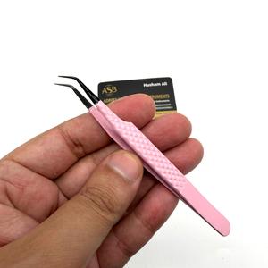 แหนบปลายไฟเบอร์สีชมพูดำ 45 องศา สำหรับต่อขนตา ทำจากสแตนเลสเคลือบสีชมพู - Product Image 6