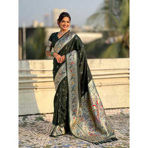 Sari en soie Paithani Chandrakor vert bouteille tissé au Zari de Banarasi pour mariages par Elite Weaves 650g en stock - Product Image 6