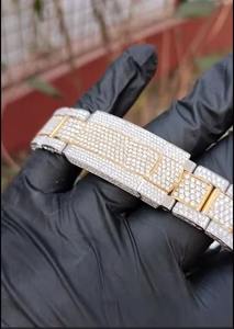 Reloj fabricado en India, completamente cubierto de diamantes, con cierre seguro y resistente al agua para uso diario. Disponible en grandes cantidades. - Product Image 3