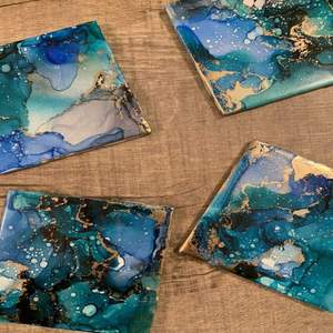 Ensemble de 4 sous-verres ronds en résine faits à la main, écologiques, bleu-vert, avec des accents dorés - Product Image 1