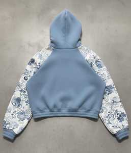 เสื้อฮู้ดดี้สตรีทแวร์โอเวอร์ไซส์สีฟ้าอ่อนพิมพ์ลายผ้าทอพร้อมกระเป๋า แขนเสื้อปะติดลายดอกไม้คุณภาพดี ผ้าฟลีซหนานุ่ม ขายส่ง - Product Image 2
