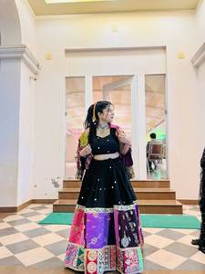 Ensemble Lehenga Traditionnel Brodé pour Mariage en Coton Mousseline avec Dentelle Fantaisie et Miroirs Embossés, Longueur Ras du Sol, Séchage Rapide, Idéal pour les Fêtes - Product Image 3