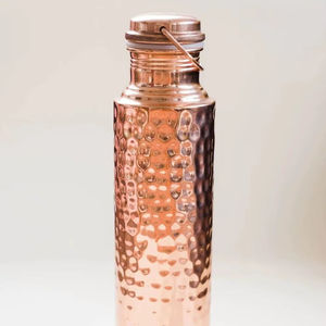 Botella de cobre que combina atractivo visual y resistencia funcional para usuarios que valoran tanto el diseño como el rendimiento. - Product Image 1