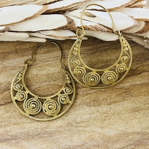 Boucles d'oreilles créoles spirales bohèmes, bijoux tribaux en laiton pour femmes, finition laiton antique, croissant céleste, favoris des marchés, vente en gros/OEM - Product Image 3