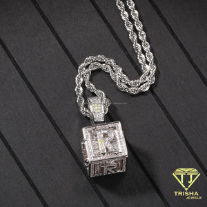 Collier Pendentif Lettre M en Moissanite de Luxe, Plaqué Or, Pendentif Initiale Carrée Sertie de Pierres Scintillantes avec Chaîne Cordon - Product Image 2