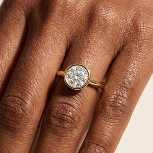 Bague solitaire minimaliste en or jaune 14 carats avec diamant rond de 1,45 carat cultivé en laboratoire, sertie de saphirs, pour femme - Product Image 5