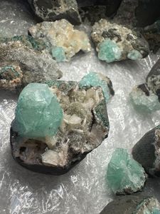 Apophyllite vert-bleuâtre de haute qualité, petits morceaux de cristal brut pour la guérison et l'artisanat - Product Image 4